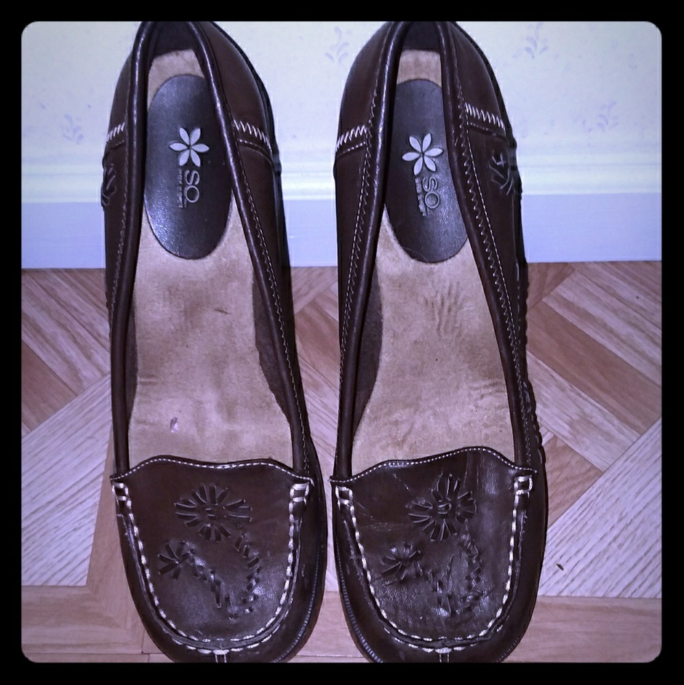 Ladies leather closed toe slip on shoes .